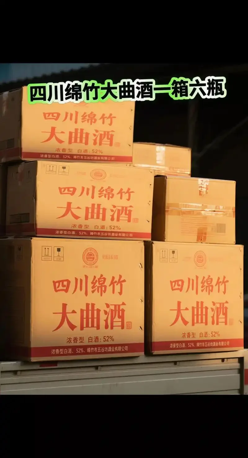 四川纯粮酒厂传统蒸馏场景，新酒从冷凝管滴入陶坛，背景有酿酒原料和设备_1