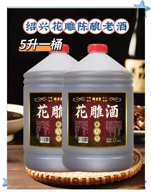 资深酿酒师演示花雕酒的正确温热方法：陶壶在炉上温酒，旁边是白瓷酒杯和话梅_1