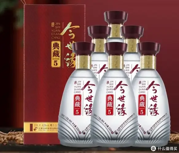 婚宴桌上摆放的今世缘国缘K6白酒特写，搭配喜糖和玫瑰，氛围喜庆典雅。_1