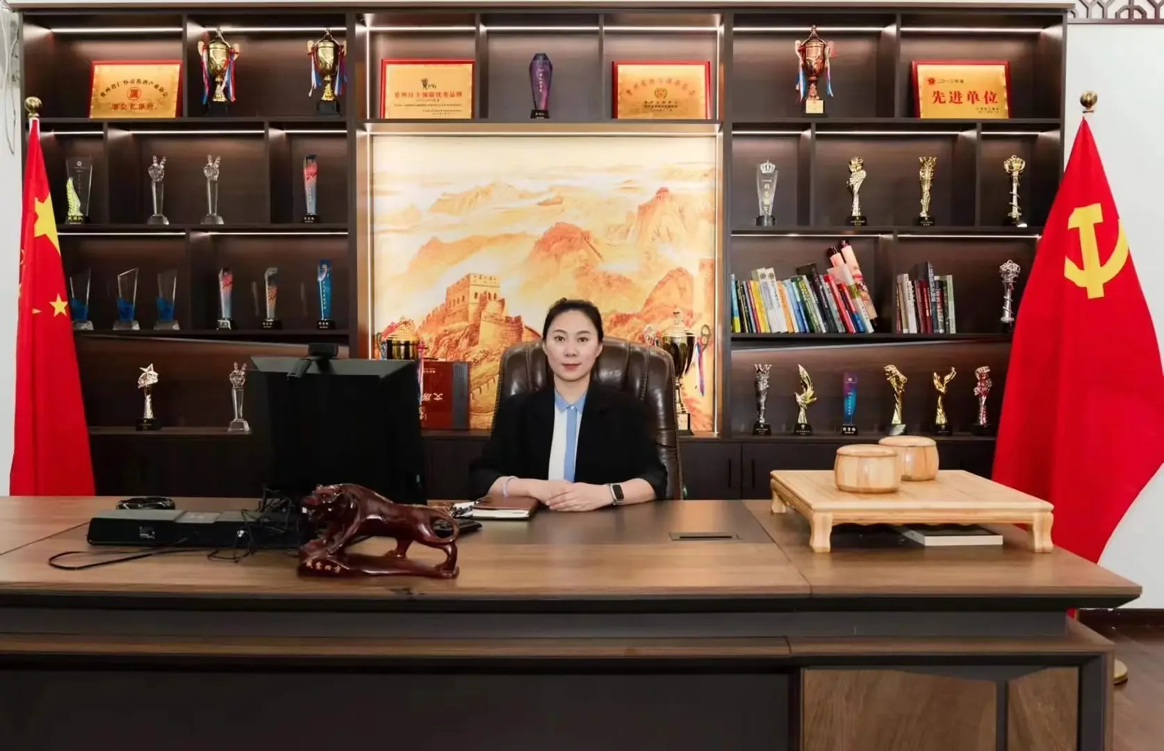 一位酿酒师的手，正仔细查看刚从窖池取出的、冒着热气的金黄色酒糟，背景是传统酒坊的木质器具。_1