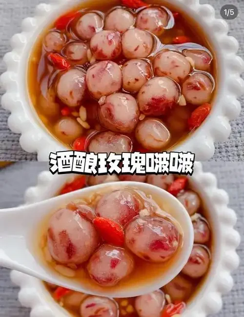 家庭自酿玫瑰花酒发酵罐实拍图，粉色花瓣与冰糖在清澈酒液中清晰可见_1