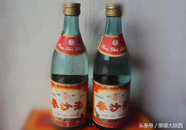 真假四川邛崃高粱酒对比图：左边清澈挂杯的优质酒与右边浑浊的劣质酒对比_1