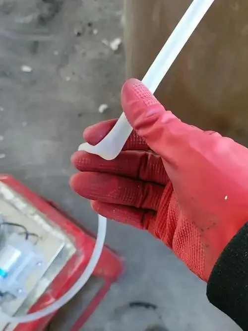 酿酒师在酒窖环境中检查小型不锈钢白酒催陈设备，仪表盘显示着运行参数_1