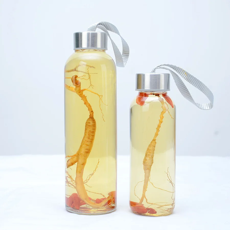 家庭自制补肾药酒配方展示，玻璃罐中浸泡着枸杞、肉苁蓉、鹿茸等中药材，液体呈琥珀色。_1