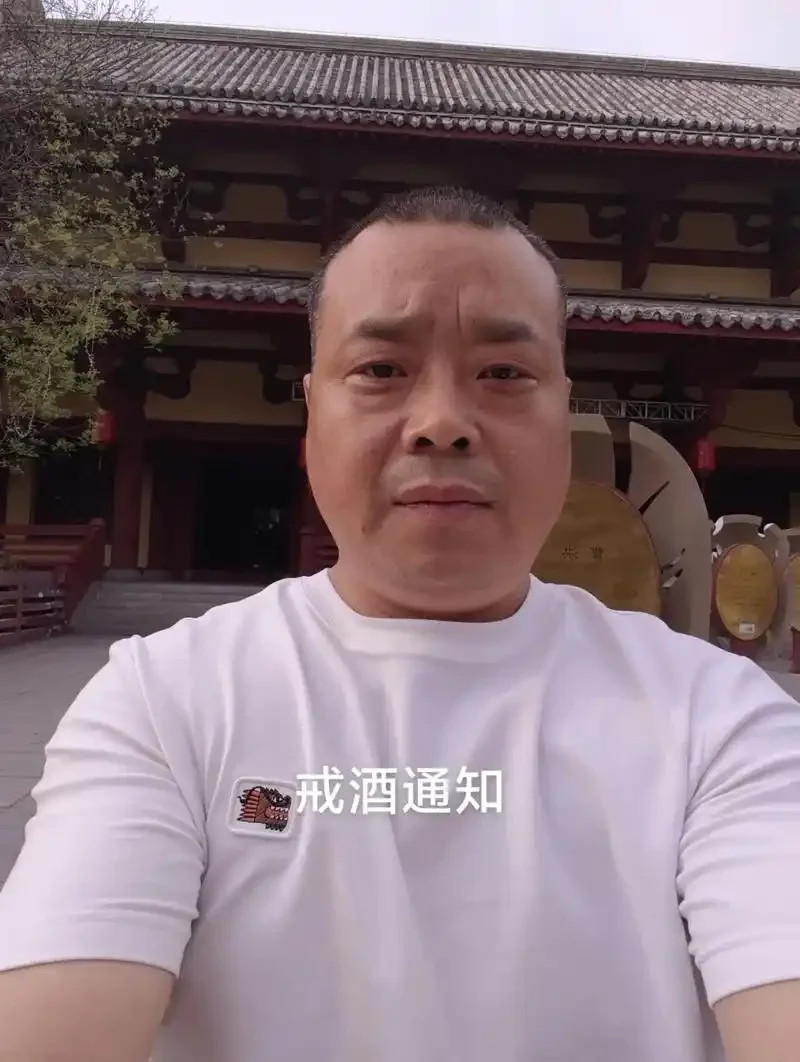 正规戒酒机构内，专业医生与来访者进行咨询的温馨场景_1