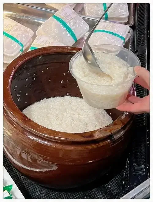 家庭酿酒过程展示：玻璃瓶中的新酒、酿酒原料高粱和酒曲，以及酿酒工具。_1