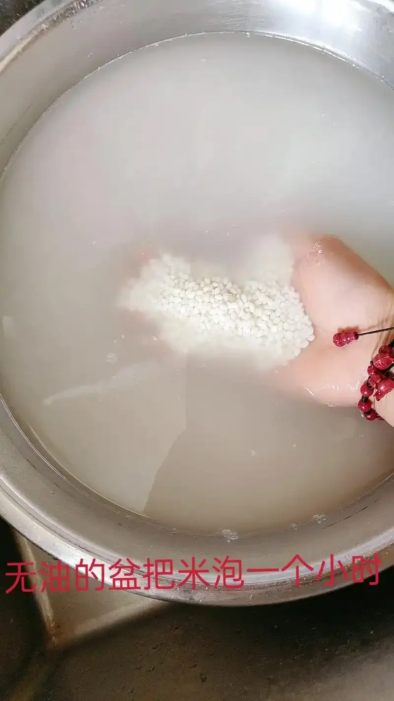 醪糟煮酒过程特写：灶台上的锅中，醪糟混合物正在微火下温和沸腾，蒸汽袅袅升起，旁边摆放着酿酒酵母和温度计。_1