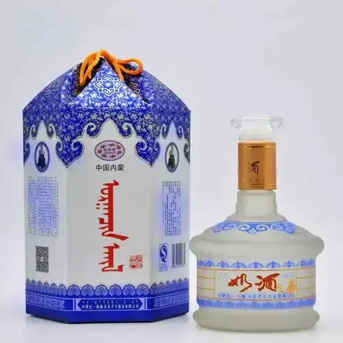 那达慕酒系列产品展示图，包括不同年份和包装的酒瓶，摆放在蒙古族风格羊毛毯上。_1