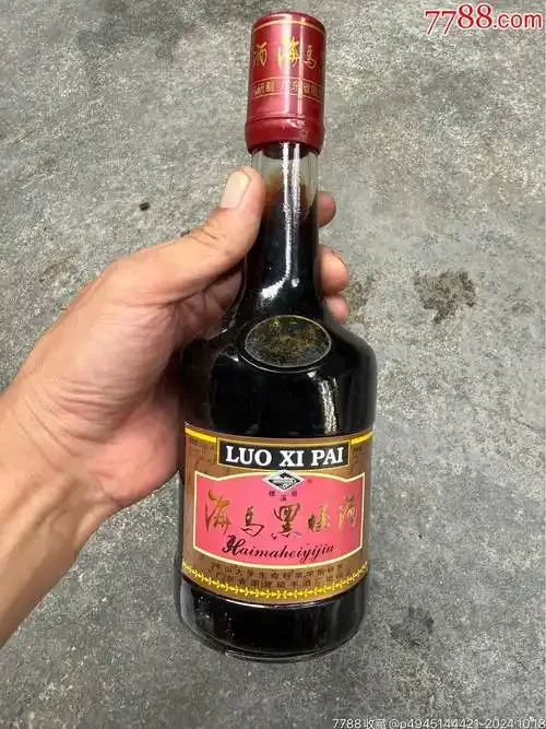 海马海蛇药酒泡制过程展示：透明玻璃瓶内浸泡着海马、海蛇干及多种中药材，酒液呈琥珀色，旁边摆放着传统称量工具。_1