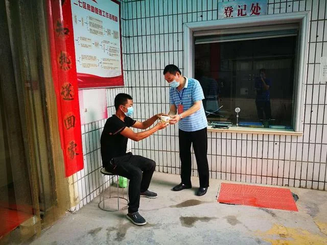 专业戒酒中心内医生与来访者进行温暖交流的场景_1
