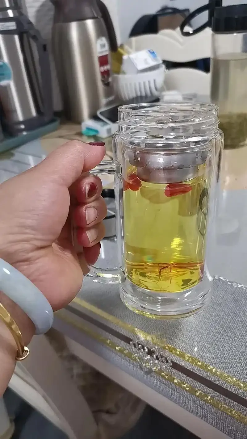 家庭自制枸杞藏红花泡酒特写：透明玻璃瓶中琥珀色酒液与枸杞、藏红花交融_1