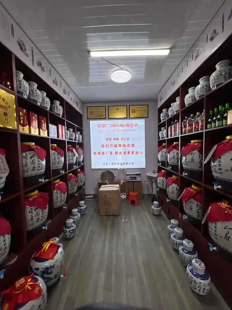 资深酿酒师在石家庄某制酒厂门市部，向顾客展示并讲解如何鉴别优质散酒。_1