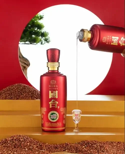 国台酒酿造车间内，老师傅正在检查端午时节制作的高温大曲，背景是储满原酒的陶坛酒窖，展现了酱香酒酿造的核心环节。_1