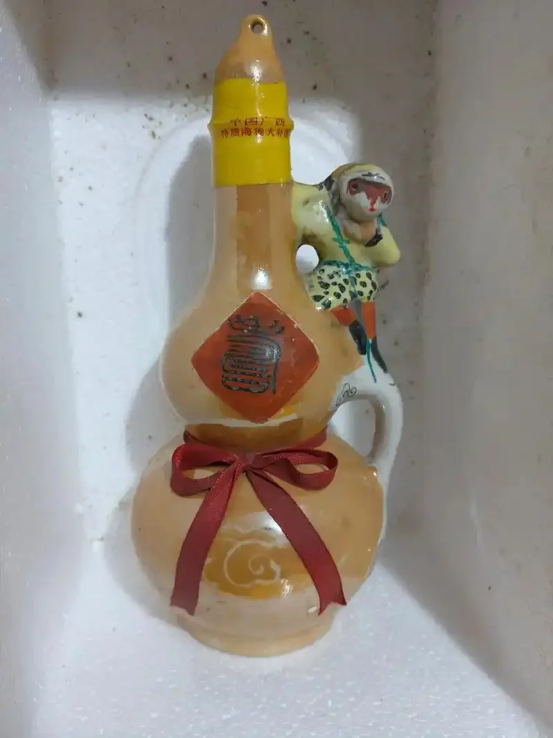 一个装有海狗鞭和中药材的十年陈泡酒酒坛，酒液清澈呈琥珀色，展示传统泡酒的保存状态。_1