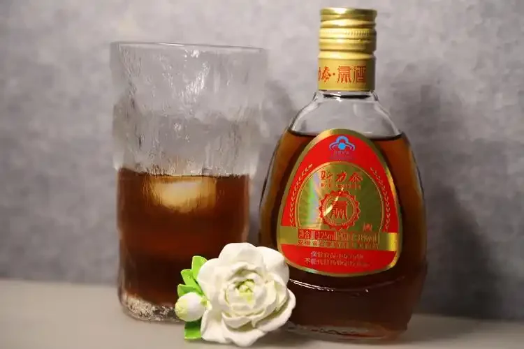 装有自制腰椎突出药酒的玻璃罐特写，可见当归、杜仲等中药材_1
