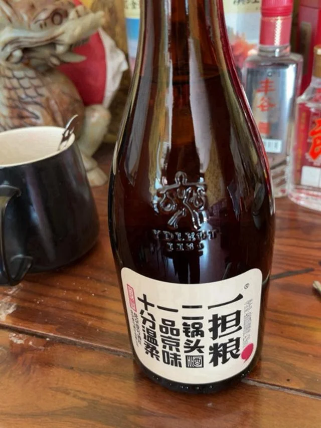 不同品牌白酒摆放在木质酒柜上，展示适合存放的各类酒品_1