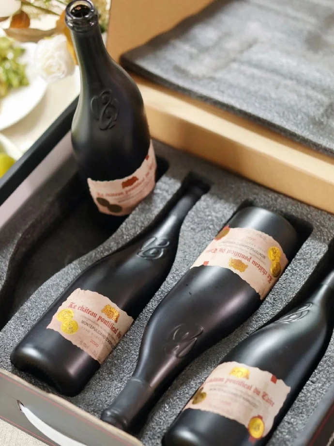 家庭自酿葡萄酒过程：手工将葡萄放入发酵罐_1