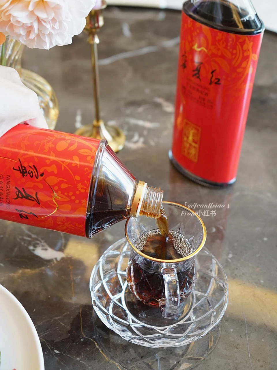 车厘子与枸杞在透明玻璃泡酒瓶中的分层特写，展示家庭自制的直观过程_1