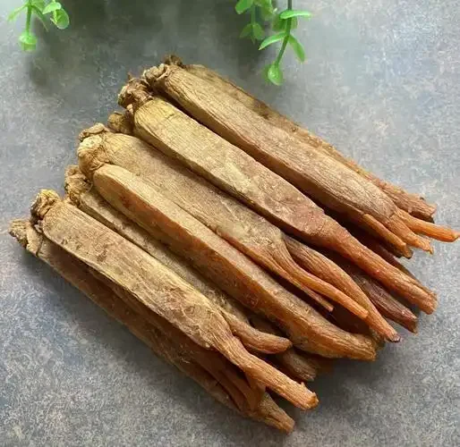 一罐正在泡制中的高丽参酒，酒体清澈呈琥珀色，高丽参、枸杞等药材清晰可见_1