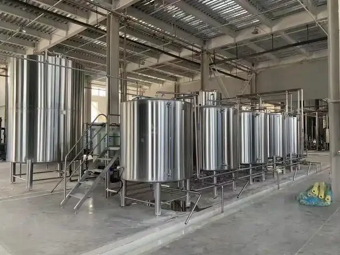原浆啤酒酿造核心设备组合，包括不锈钢糖化罐、煮沸罐和发酵罐_1