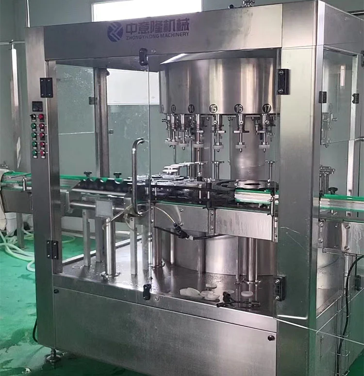 白酒半自动灌装设备在车间运行，师傅正在操作，展示从储酒罐到瓶装酒的灌装过程。_1