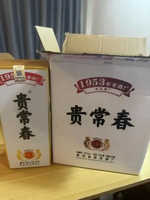 春台纯粮白酒蒸馏出酒特写，酒液从冷凝器滴入陶坛_1