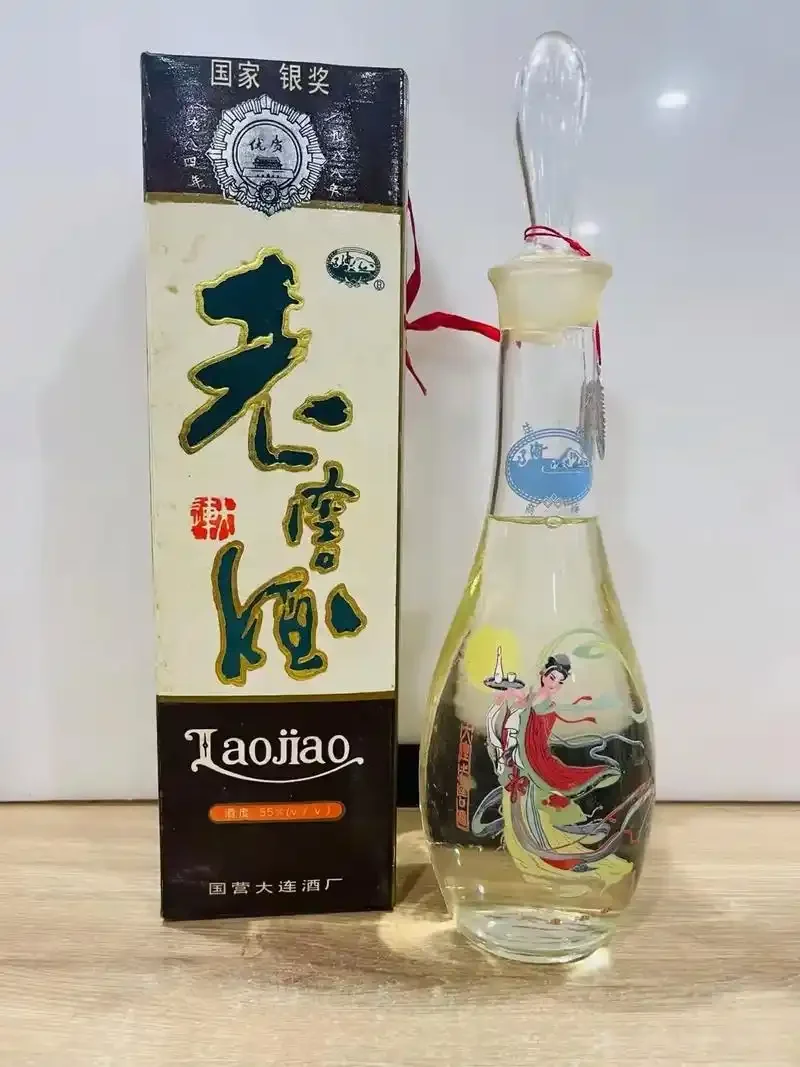 大连酿酒师在传统蒸馏设备前检查蒸煮的粮食，背景有海岸线，体现本土酿造特色_1