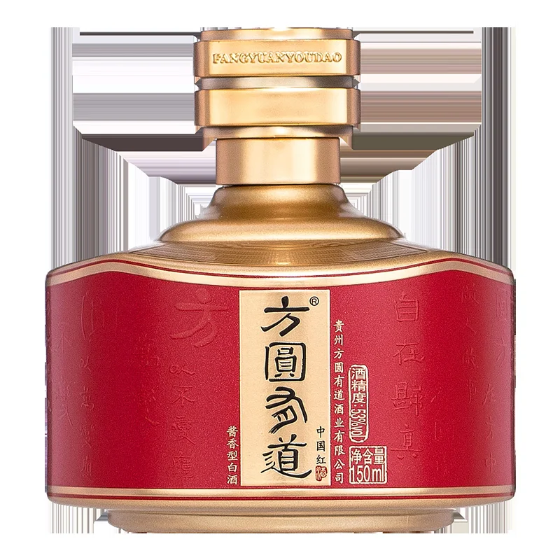 酿酒师在窖池旁展示纯粮固态发酵中的酱香酒酒醅，凸显传统酿造工艺_1