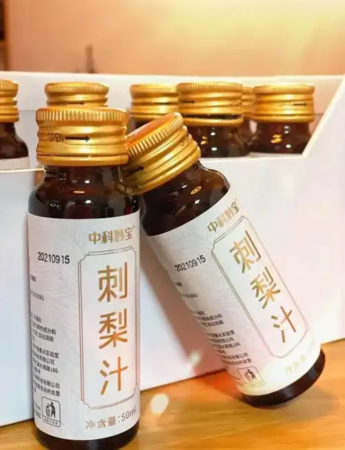 刺梨根泡酒最佳配方示意图：玻璃罐中浸泡着刺梨根片、红枣和枸杞的琥珀色酒液_1