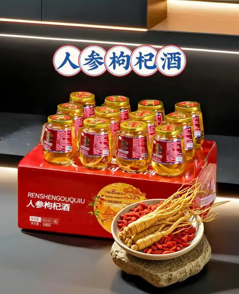 两罐对比鲜明的人参泡酒，分别使用干人参和鲜人参，展示不同材质泡酒后的色泽与形态差异。_1