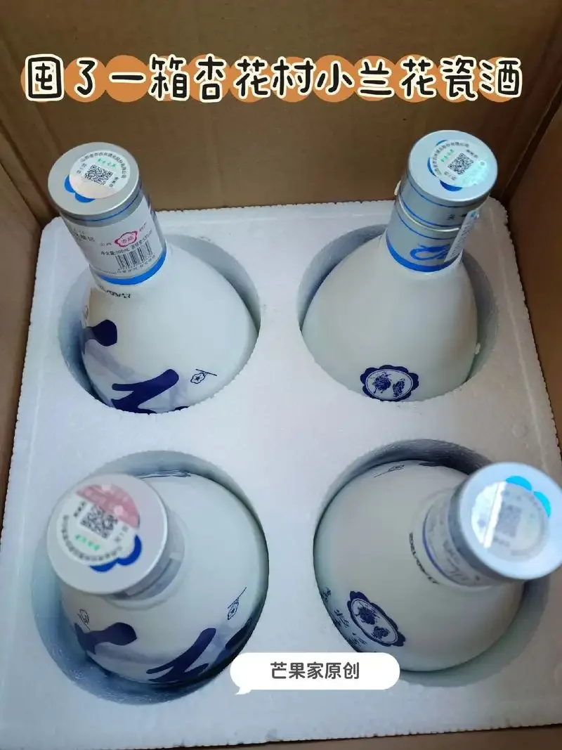 餐桌上摆放的酱香型白酒与新鲜芒果果盘，展示白酒与水果搭配的视觉美感。_1