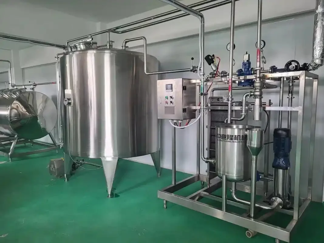 酒厂车间内酿酒师正在操作不锈钢蒸馏设备和蒸汽发生器_1