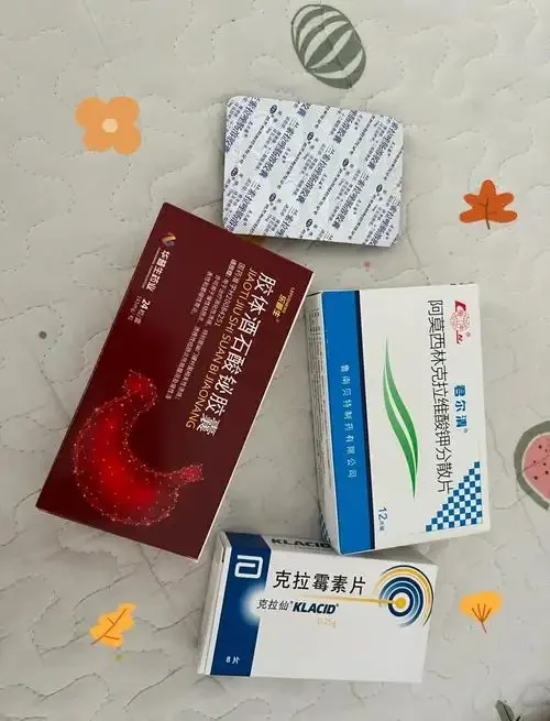 家中自酿米酒与中药材摆放在一起的生活场景图_1