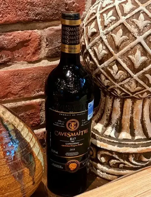 家庭自酿红酒进行中：玻璃发酵罐里的紫色葡萄汁正在发酵，旁边是新鲜葡萄和酿酒工具。_1