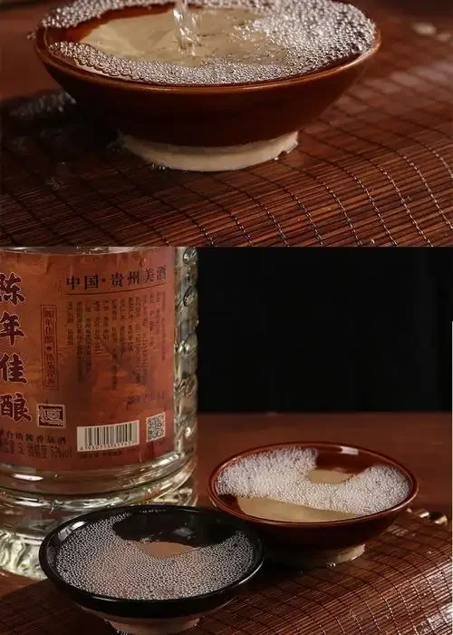 资深酿酒师在酒窖中品鉴酱香型散白酒，观察酒体色泽与酒花_1