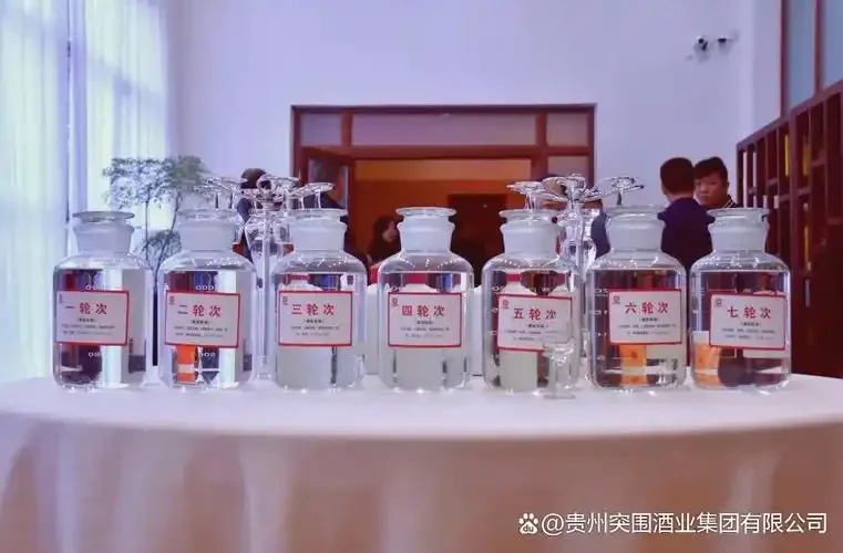 资深酿酒师正在进行白酒调配工作，使用烧杯和品酒杯对比不同调味酒的色泽与香气_1