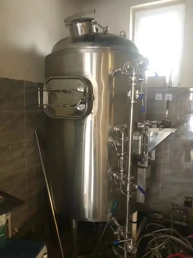 酿酒师正在操作不锈钢材质的中酿精酿啤酒设备，设备在酿酒坊内光洁明亮_1