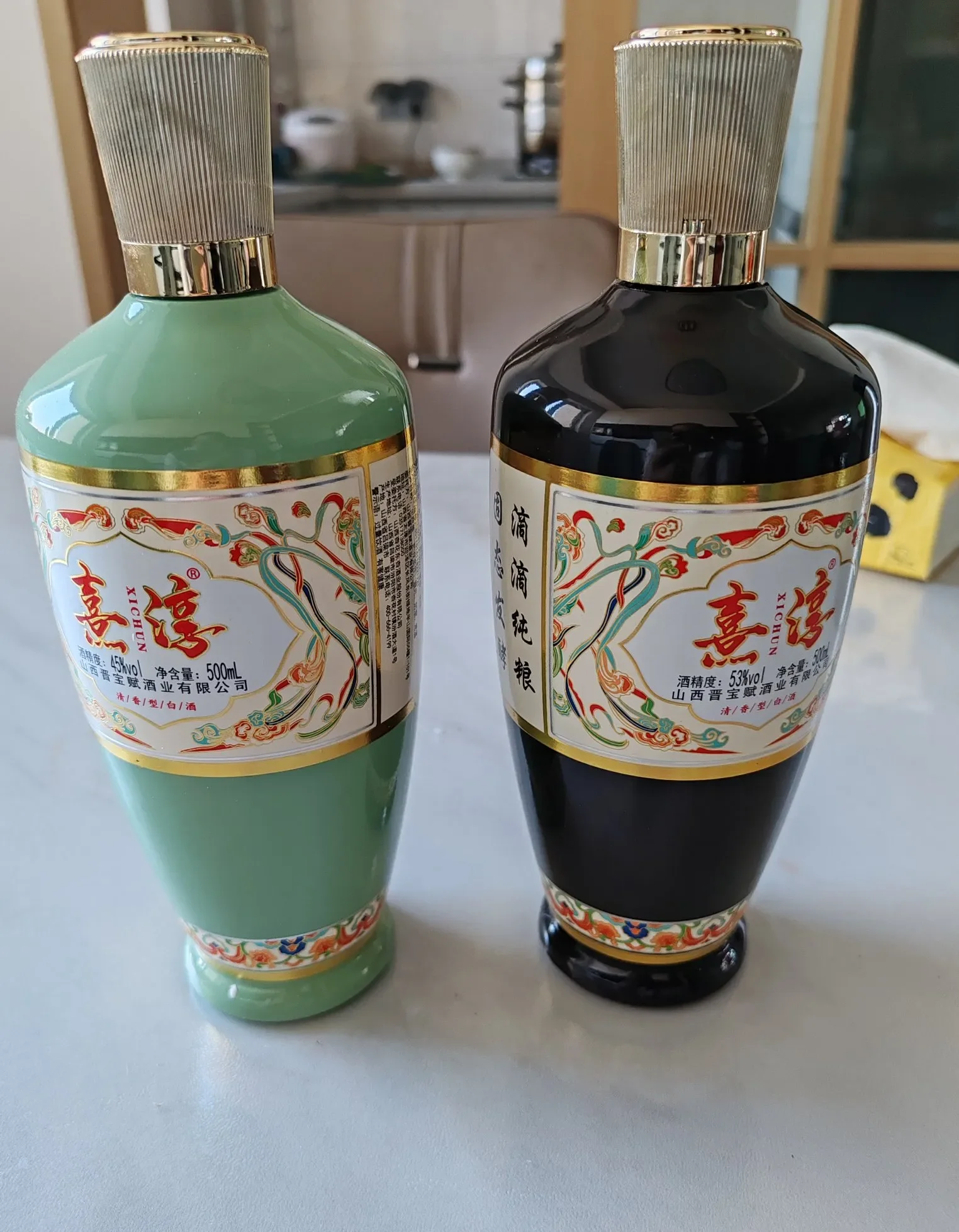 45度白酒与53度白酒对比图，展现酒体清澈度与酒花差异_1