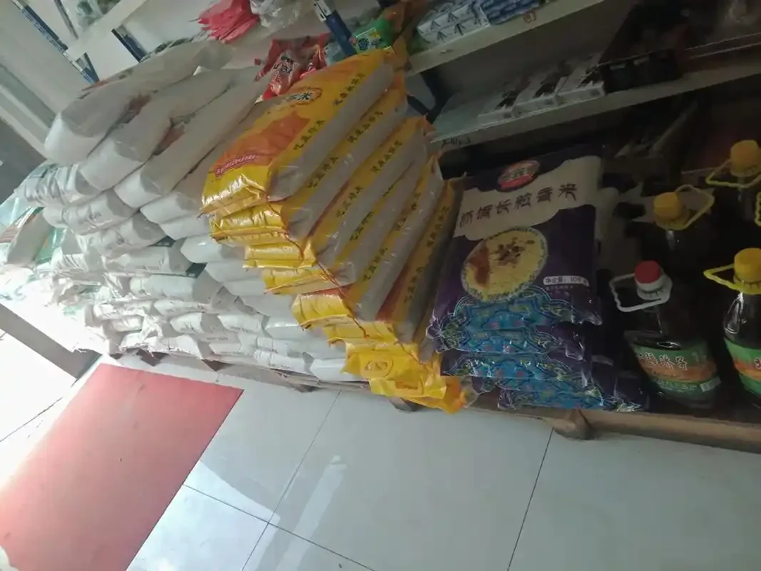 万粒粮酒53度酿造原料工作台：精选的五种粮食与陶坛_1