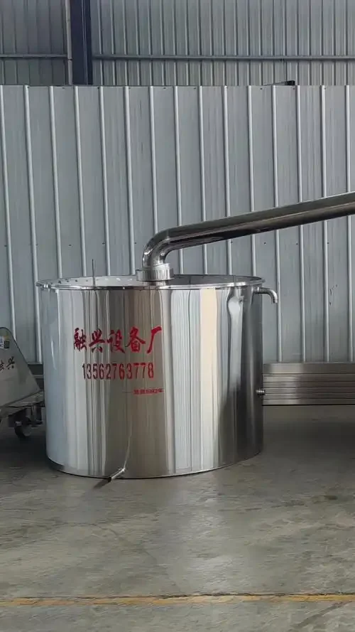 资深酿酒师正在家中酿酒作坊，通过敲击听声的方式检查不锈钢酿酒设备的质量_1