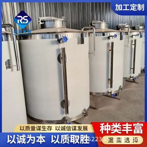 酿酒师正在观察传统木桶中葡萄的破碎与初期发酵过程，展示了葡萄酒酿造的自然起点。_1