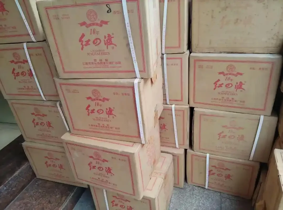 老酒窖中陈列的泛黄标签陶瓷酒瓶与玻璃酒瓶，在暖光下展现岁月沉淀的质感_1