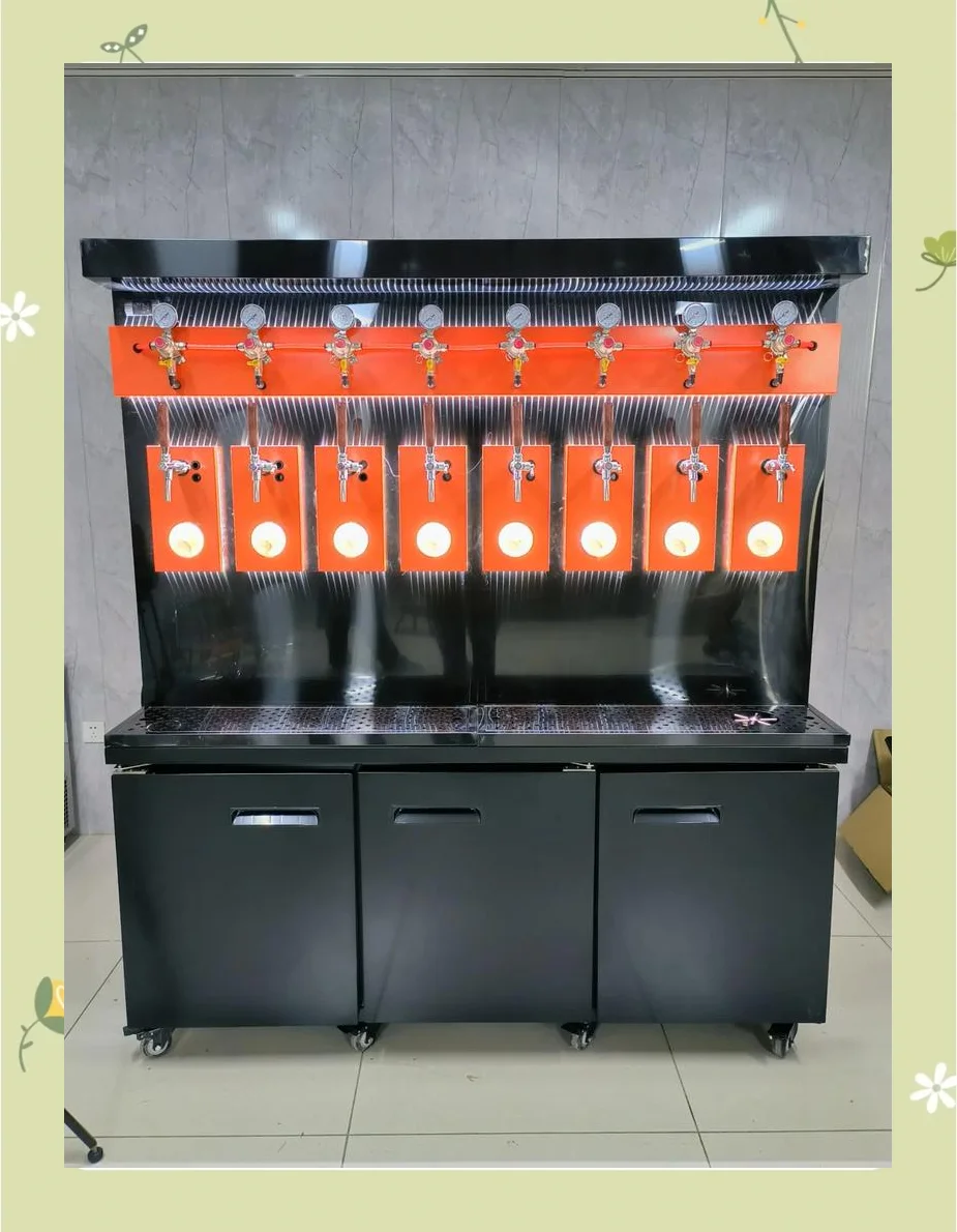 一套50升的小型不锈钢精酿啤酒酿造设备，包括糖化锅和煮沸锅，展示了精酿啤酒酿造的核心环节。_1