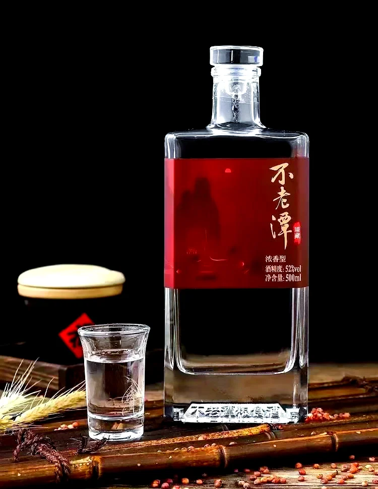 不老潭粮食酒瓶与传统酿造工具在工作台上，酿酒师正在检查酒醅_1