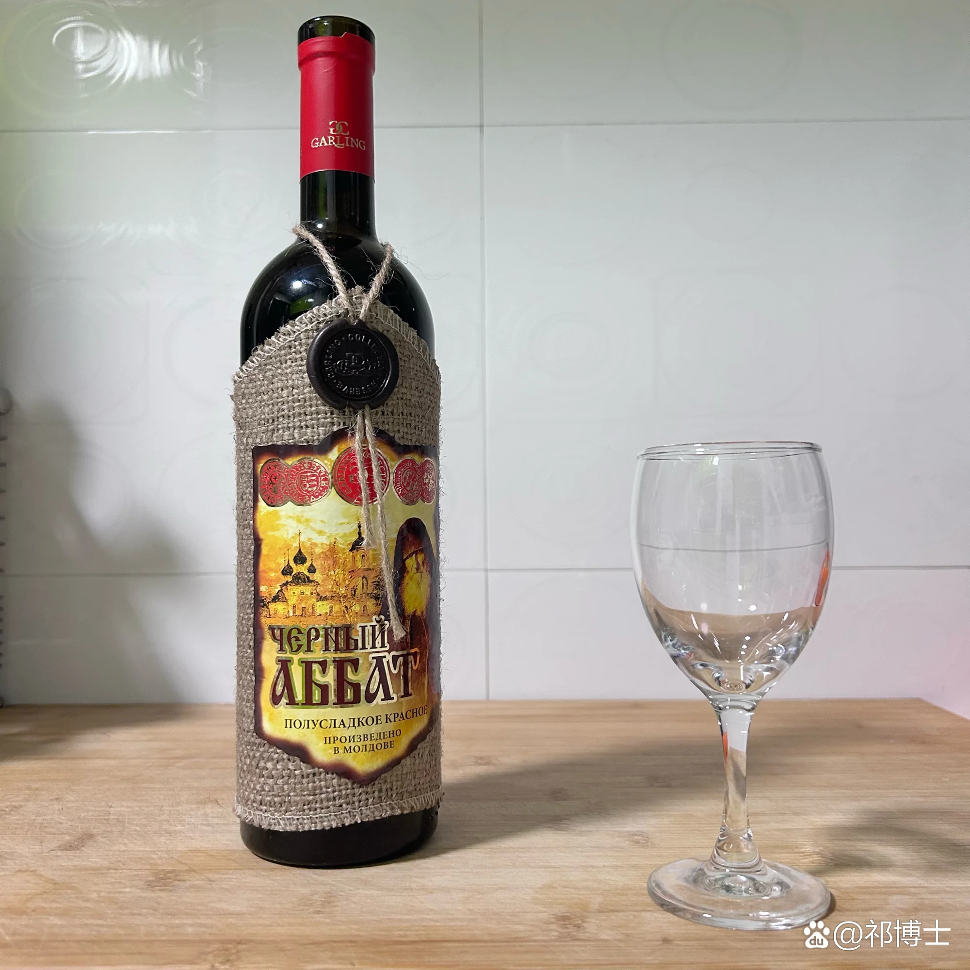 艾斯波澜珍藏红葡萄酒酒瓶与品酒杯在橡木桶酒窖中的专业特写_1