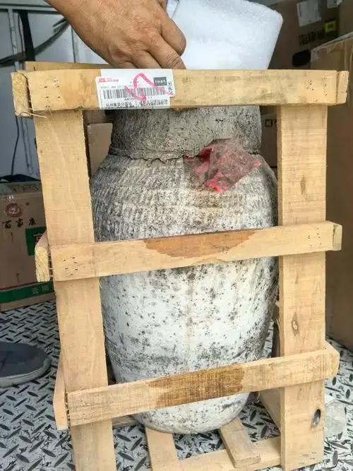 传统陶缸半埋于稻草中冬酿黄酒的场景,体现古法手工酿造的氛围_1