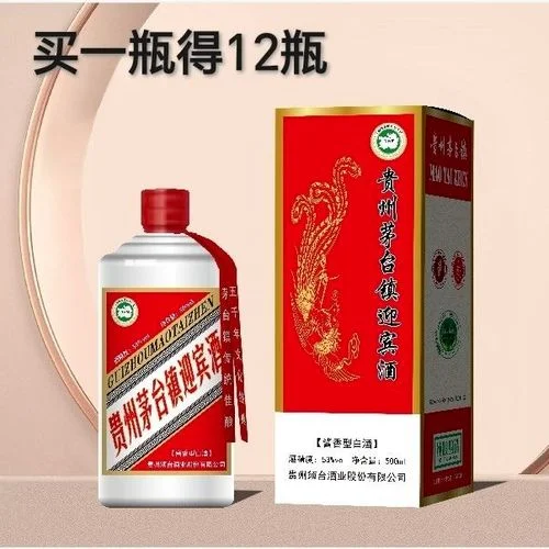 酿酒师在酒窖中向观众演示如何通过看酒花和配料表鉴别粮食酒_1