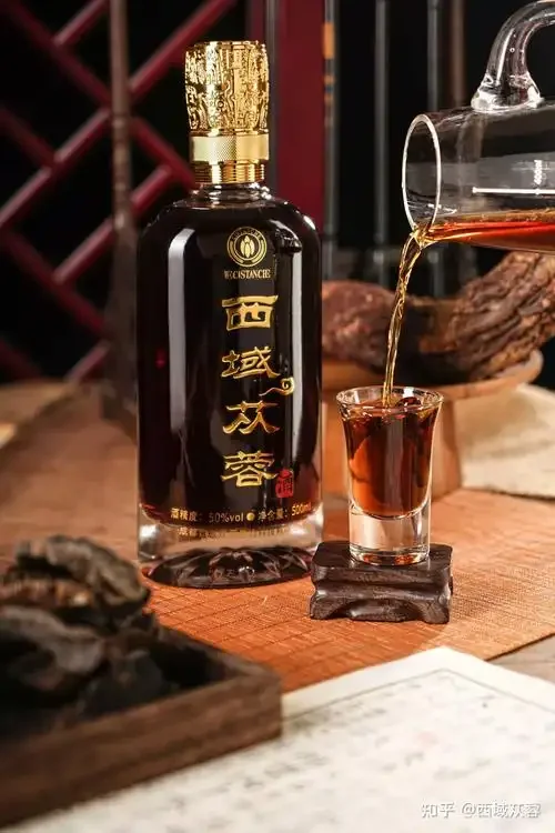 石松泡酒制作过程图：透明玻璃酒坛中浸泡着石松、菊花和枸杞，旁边摆放着酿酒工具和配方笔记。_1