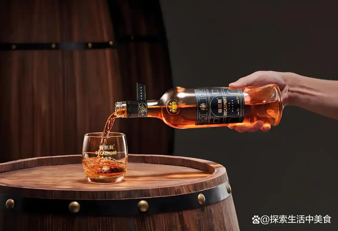 威士忌与白酒的对比图：左侧琥珀色威士忌配大麦与橡木，右侧透明白酒配高粱与酒曲_1