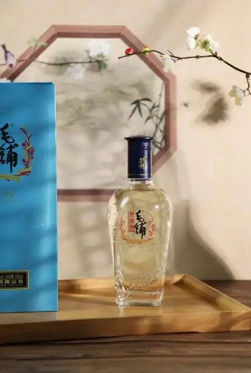 白酒勾兑车间内，酿酒师正在将不同年份的基酒进行精心调配，展现传统工艺与现代技术的结合。_1